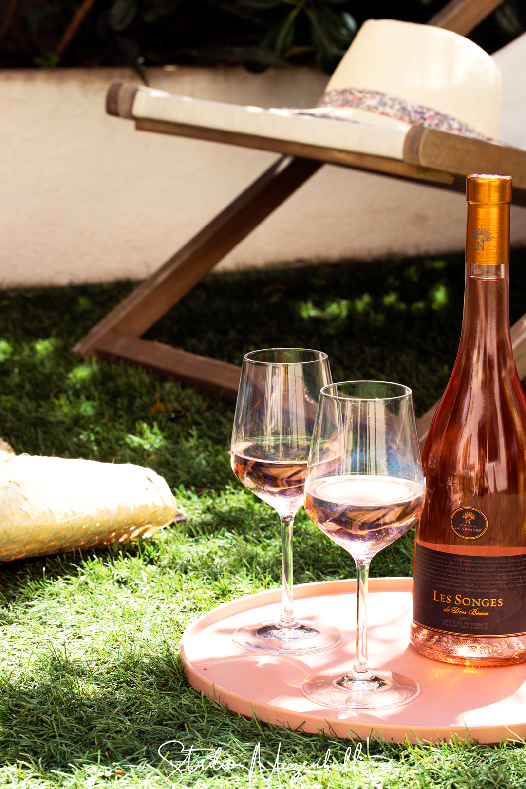 Photographie de campagne : bouteille et verres de rosé