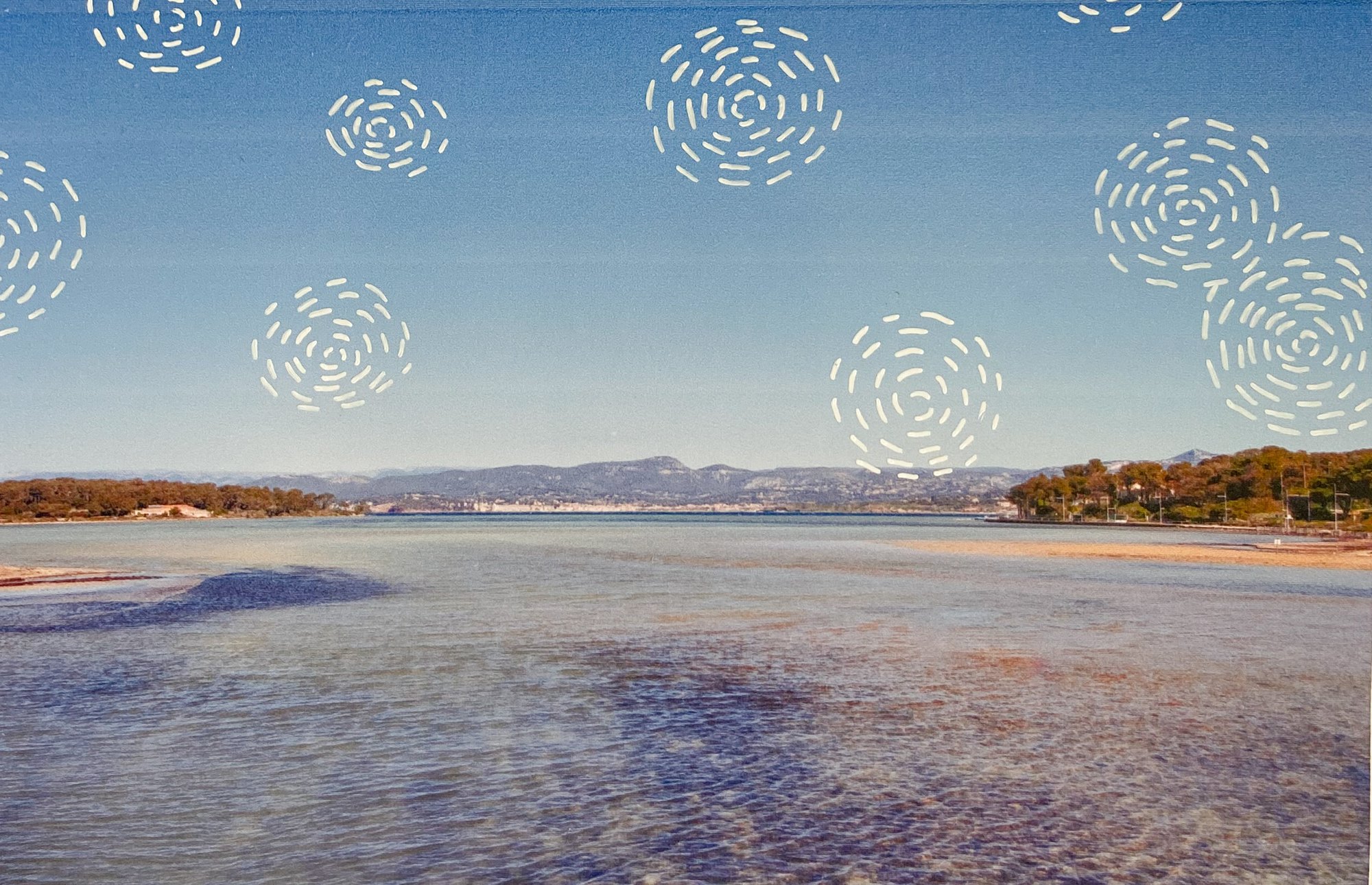 Agitation : spirales dessinées dans le ciel au-dessus d'une lagune