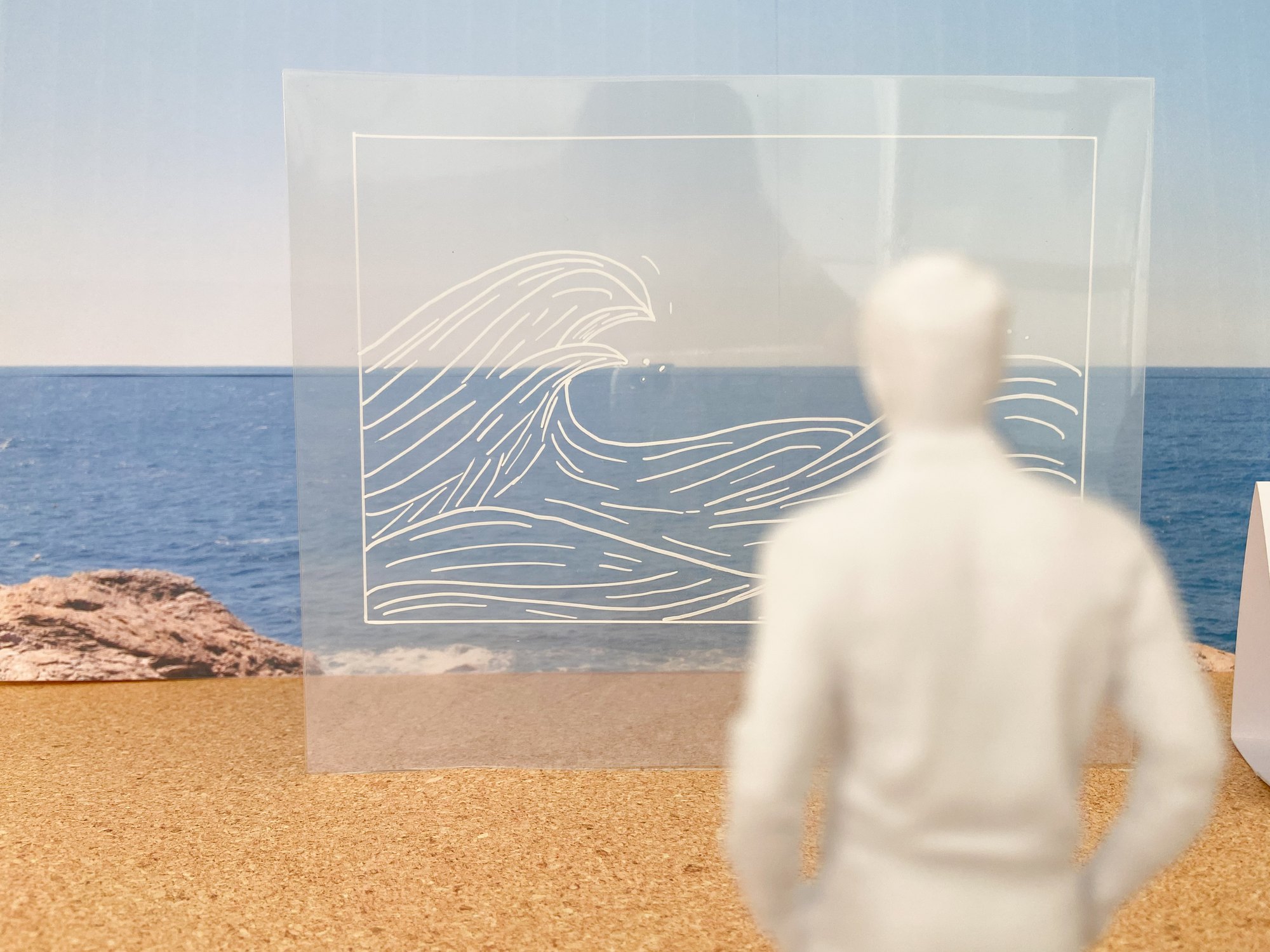 Détail de la maquette : la vague dessinée sur plexiglas devant la mer