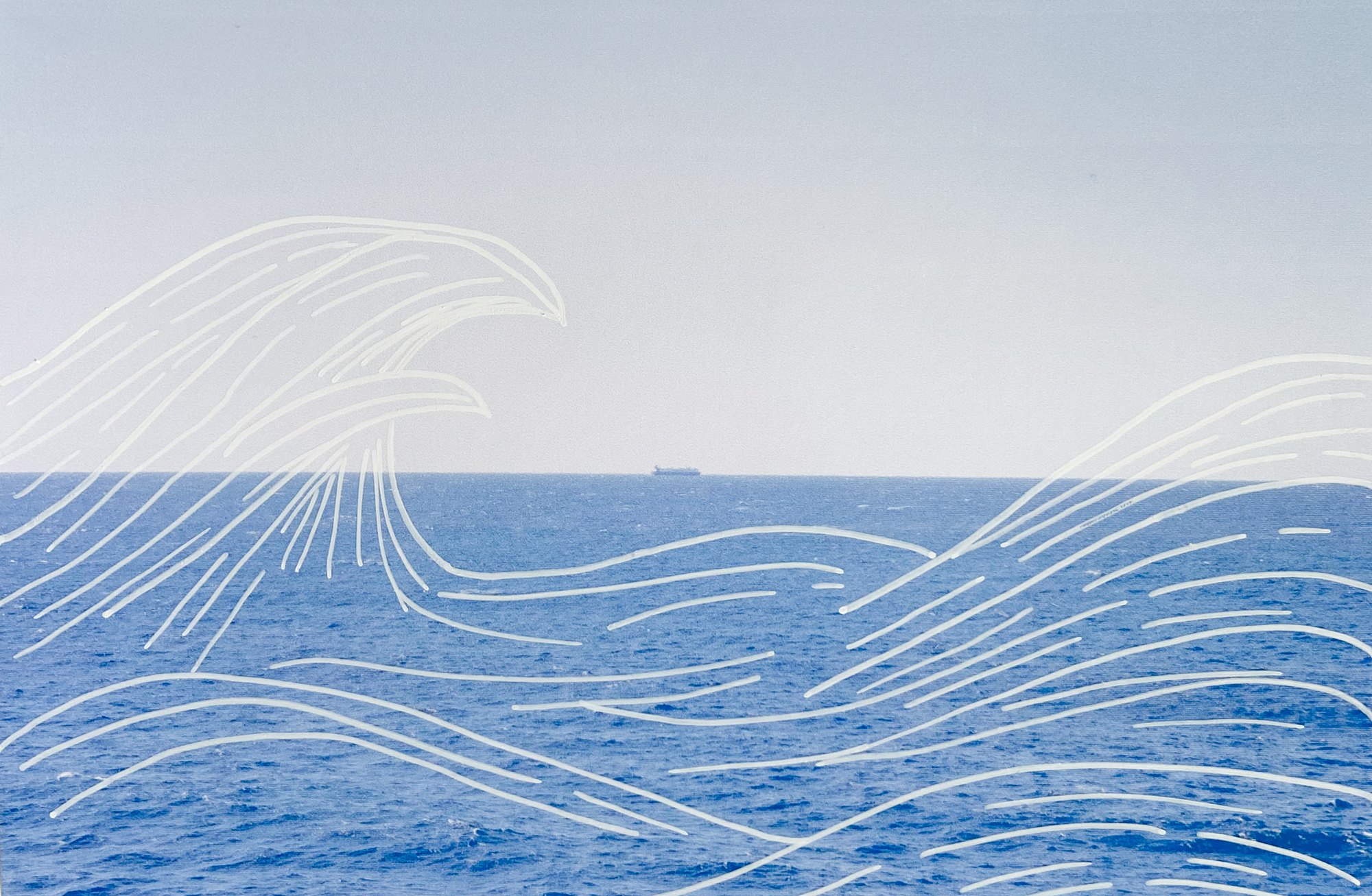 Tempête : une vague dessinée au trait blanc sur une photographie de la mer
